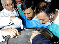 Iranian leader Mahmoud Ahmadinejad tours the Natanz nuclear plant (file photo)